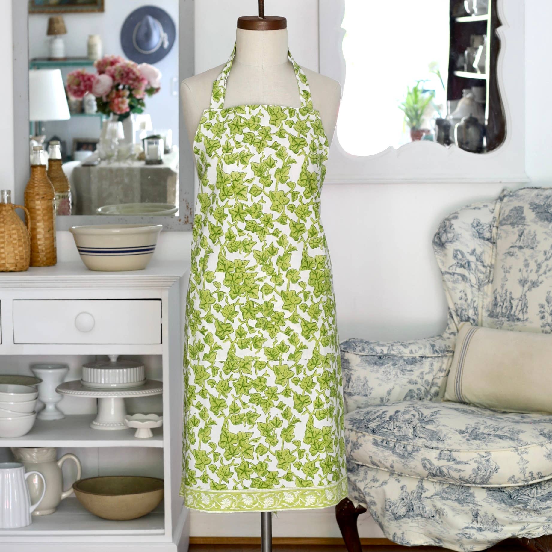 Ivy apron in green by Pacific & Rose Textiles